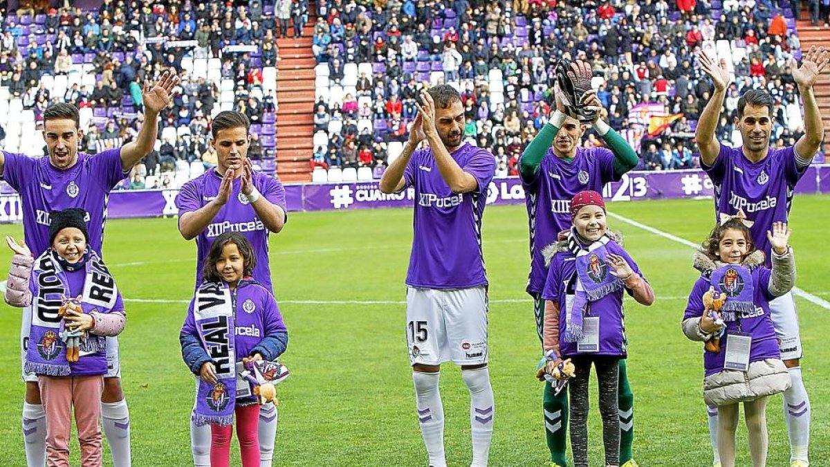 Nayara, Eva, Laura y Lara posan junto a Mata, Luismi, Deivid, Masip y Moyano antes del partido.-J. M. LOSTAU