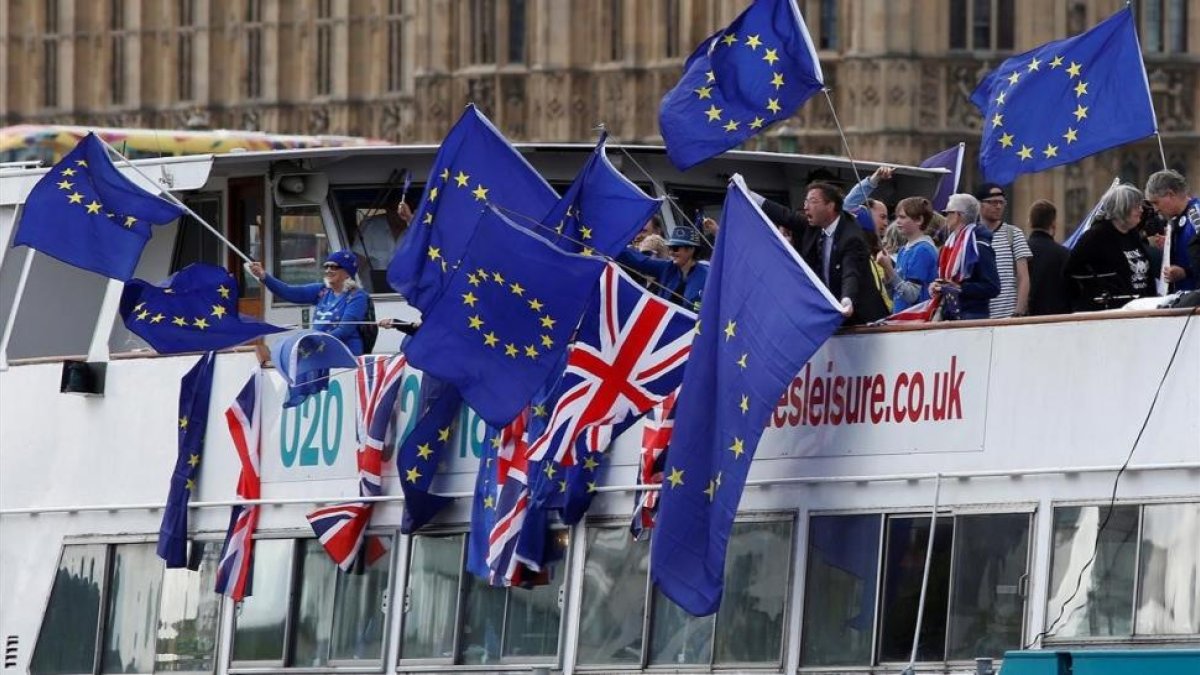 Manifestantes antibrexit con banderas de la UE en un trayecto por el Támesis, en Londres, el 19 de agosto.-/ REUTERS / LUKE MACGREGOR