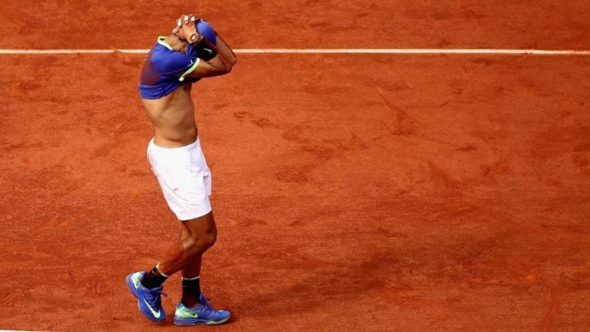 Nadal celebra su décimo Roland Garros en París tras ganar a Wawrinka en tres sets.-JULIAN FINNEY