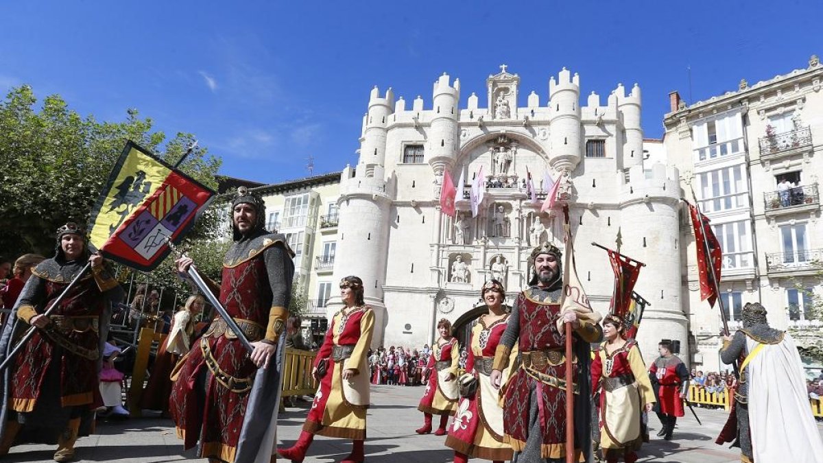 Miembros de la comitiva, a los pies del Arco de Santa María.-RAÚL G. OCHOA