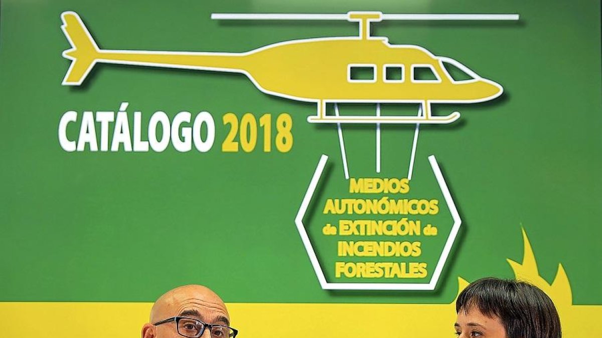 Mariano Sanz Lubeiro y Crsitina de la Torre durante la presentación del catálogo de medios de extinción de incendios.-ICAL