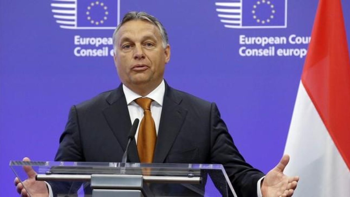 Viktor Orbán ofrece una rueda de prensa en Bruselas, este jueves.-EFE / OLIVIER HOSLET