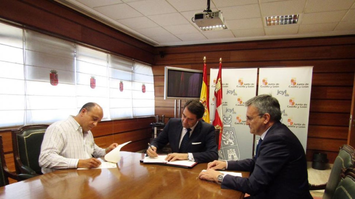 El consejero de Fomento y Medio Ambiente, Juan Carlos Suárez-Quiñones, y el presidente de la Asociación Nacional de Especialistas Profesionales en Protección Civil y Emergencias, Blas Castrillo, firman un protocolo de colaboración.-ICAL