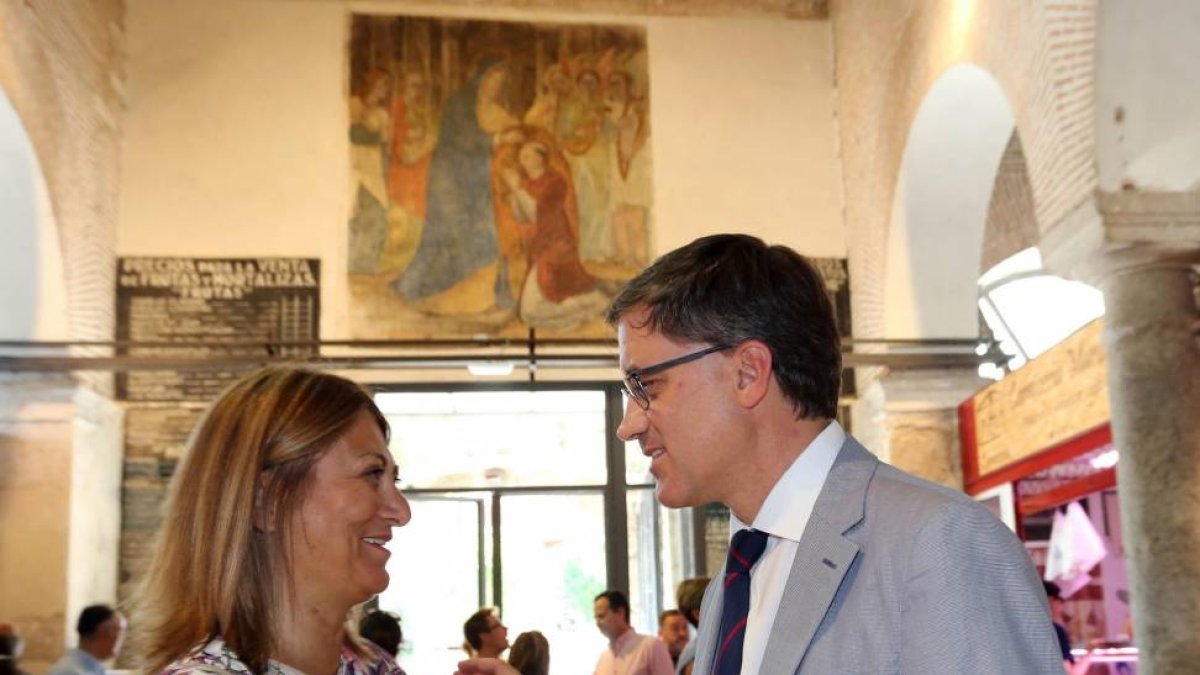 El director de Patrimonio Cultural, Enrique Saiz, visita la restauración de las pinturas en las Reales Carnicerías de Medina del Campo (Valladolid). Junto a él, la alcaldesa de Medina del Campo, Teresa López-ICAL