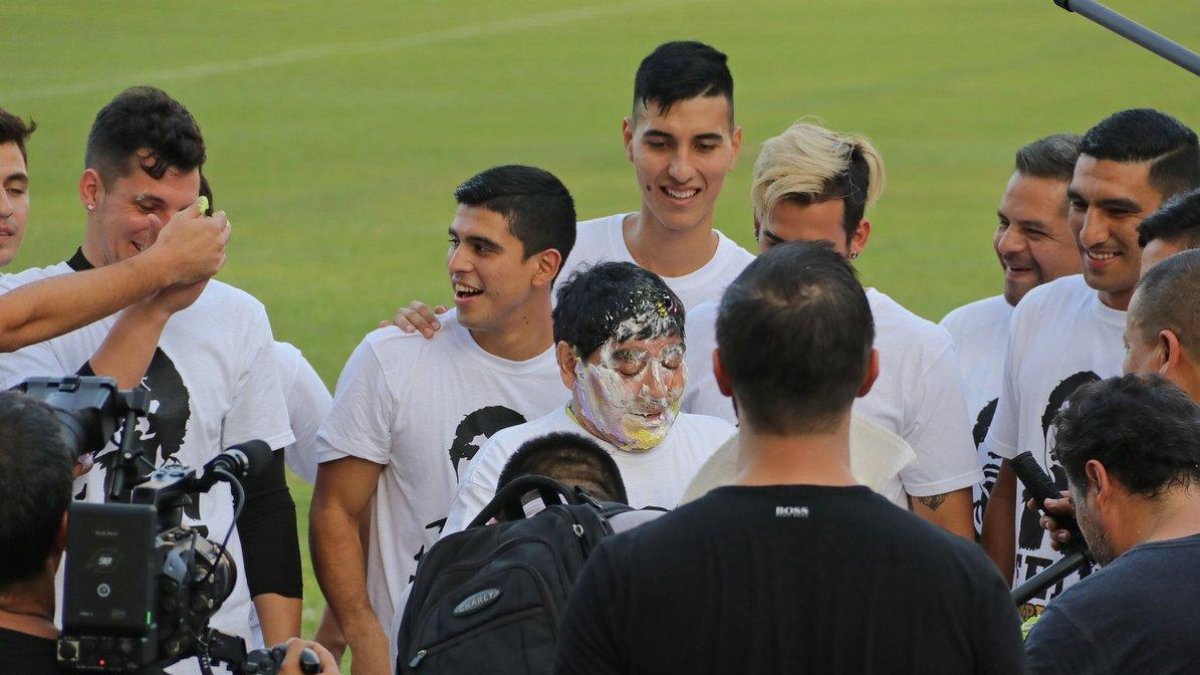 Antes de empezar el trabajo del día, los futbolistas del equipo de la división de Ascenso se presentaron con camisetas blancas con el rostro joven de Maradona y la leyenda Feliz cumpleaños.-AFP
