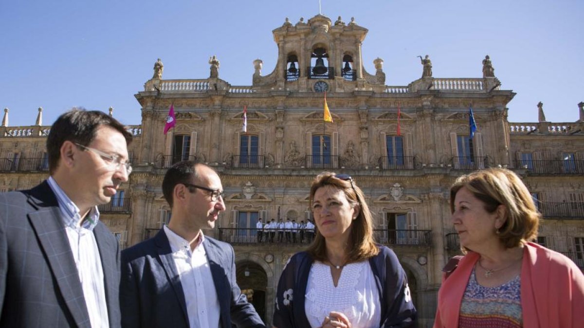La presidenta del PSOE en Castilla y León, Soraya Rodríguez, realiza una visita a Salamanca con motivo de la campaña electoral. En la imagen junto a los candidatos, David Serrada y Rosa López (D), y al secretario provincial del PSOE, Fernando Pablos.-ICAL