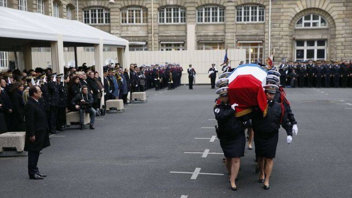 El presidente François Hollande en el homenaje a los tres policías muertos en los ataques yihadistas.-Foto: PATRICK KOVARIK / AFP