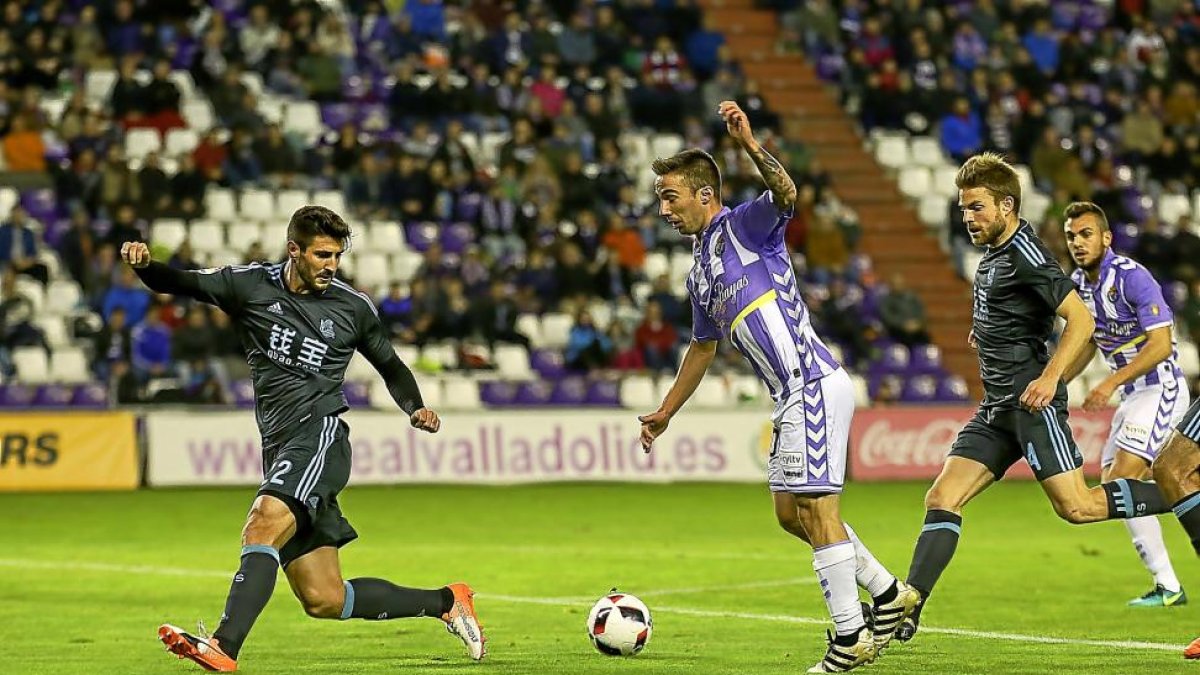 Sergio Marcos se dispone a encarar a Raúl Navas en el partido frente a la Real Sociedad.-MIGUEL ÁNGEL SANTOS