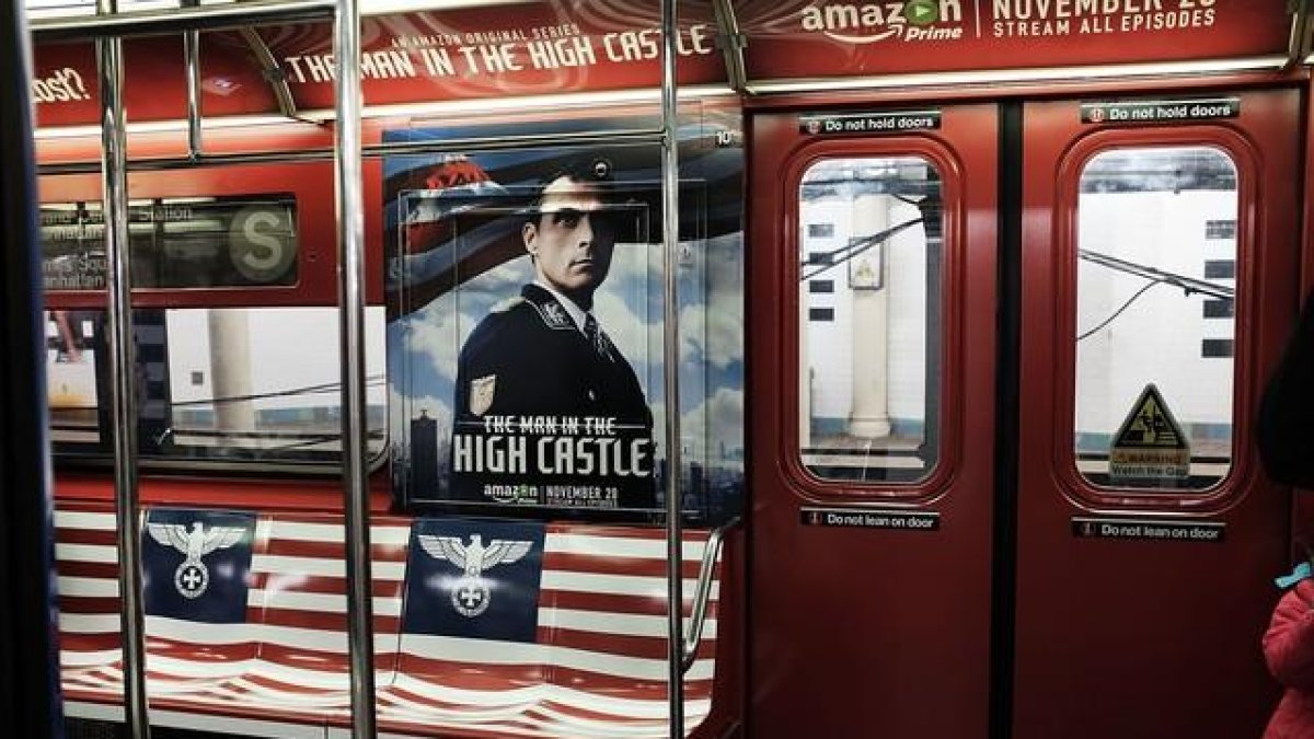 El águila nazi sobrepuesta sobre la bandera de EEUU en la promoción de la serie de Amazon 'The man in the high castle', ayer en el metro de Nueva York.-AFP / SPENCER PLATT