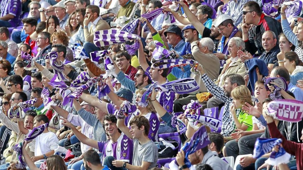 Aficionados del Valladolid, en el estadio Zorrilla.-J. M. LOSTAU