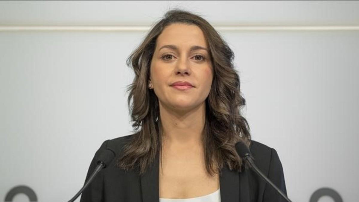La líder de Ciudadanos en Catalunya, Inés Arrimadas, en una rueda de prensa. /-FERRAN SENDRA