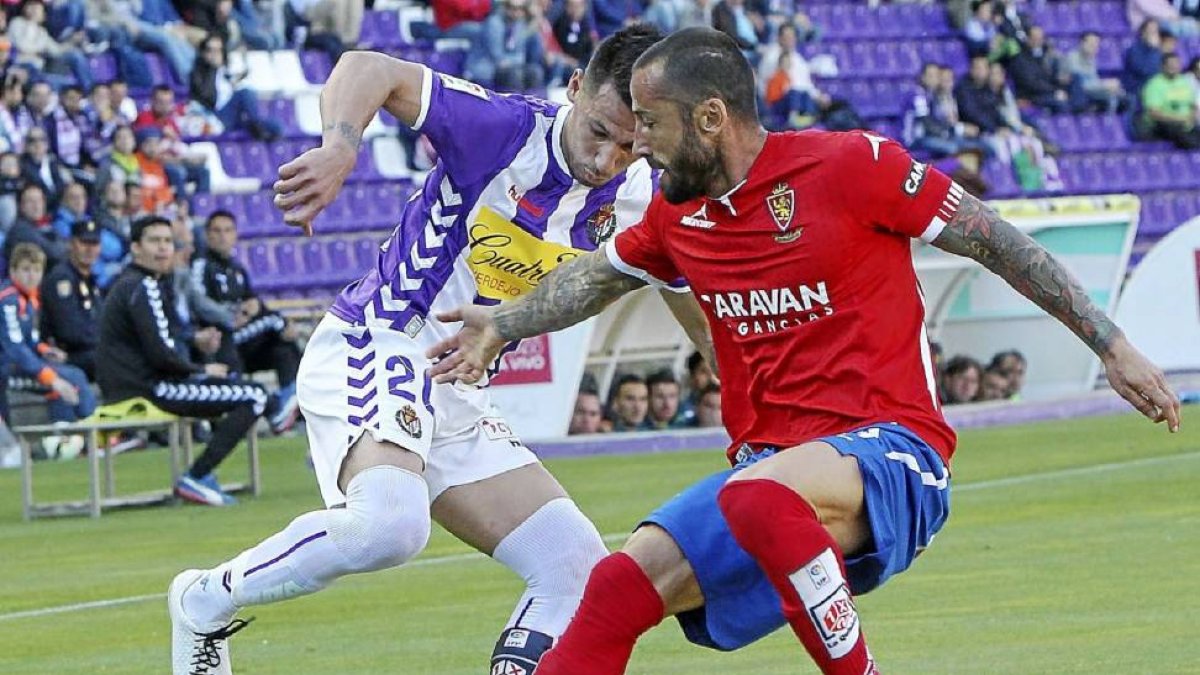 Hernán Pérez intenta regatear al central Mario, ayer en Zorrilla.-J.M. Lostau