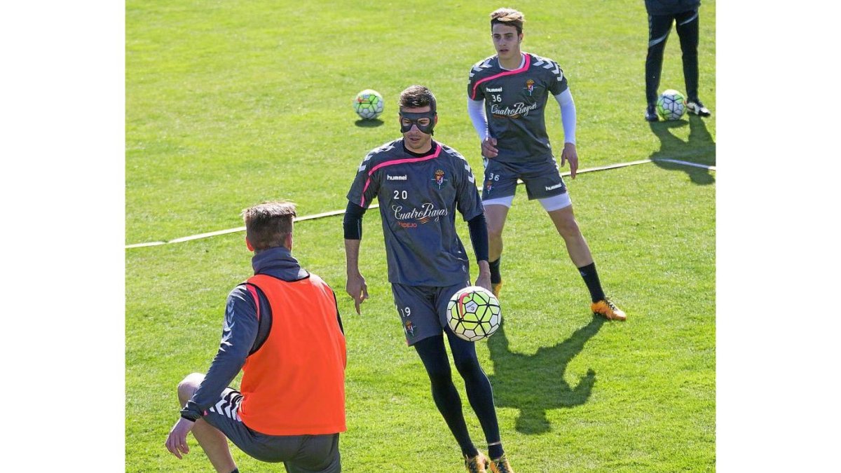 Del Moral, entre Borja (de espaldas) y Hermoso, durante el entrenamiento de ayer.-P. REQUEJO