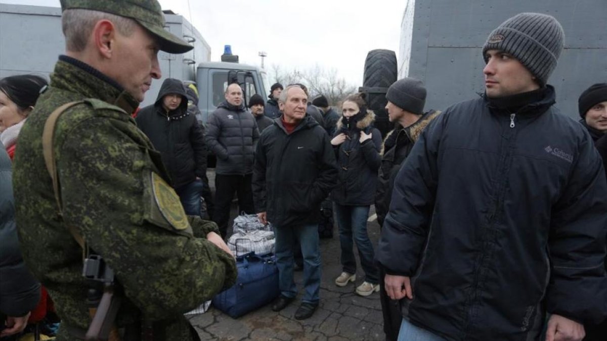 Prisioneros ucranianos durante la operación de intercambio en el punto de control cercano a Górlovka, el 27 de diciembre.-AFP / ALEKSEY FILIPPOV
