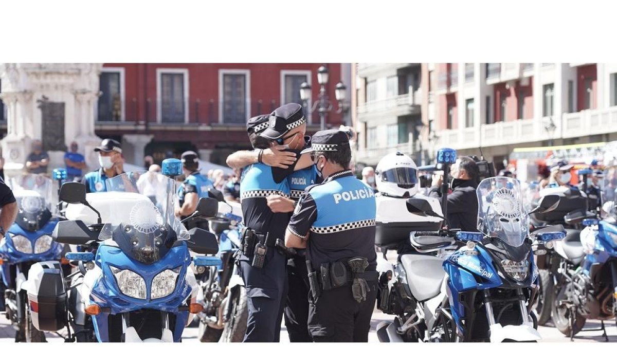 Concentración por el fallecimiento del agente de la Policía Municipal de Valladolid. - ICAL