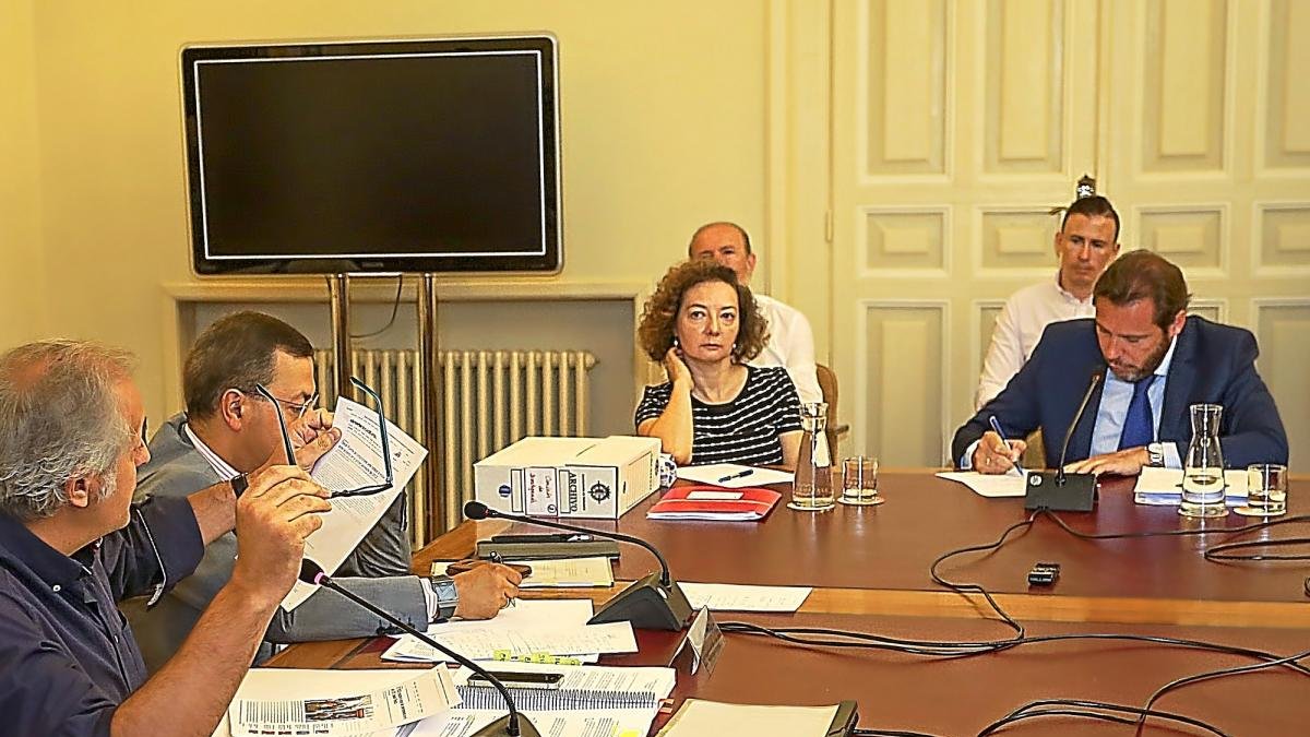 Martínez Bermejo en una de sus preguntas a Puente en la Comisión de Investigación de la gestión de la SVAV .-M. Á. SANTOS