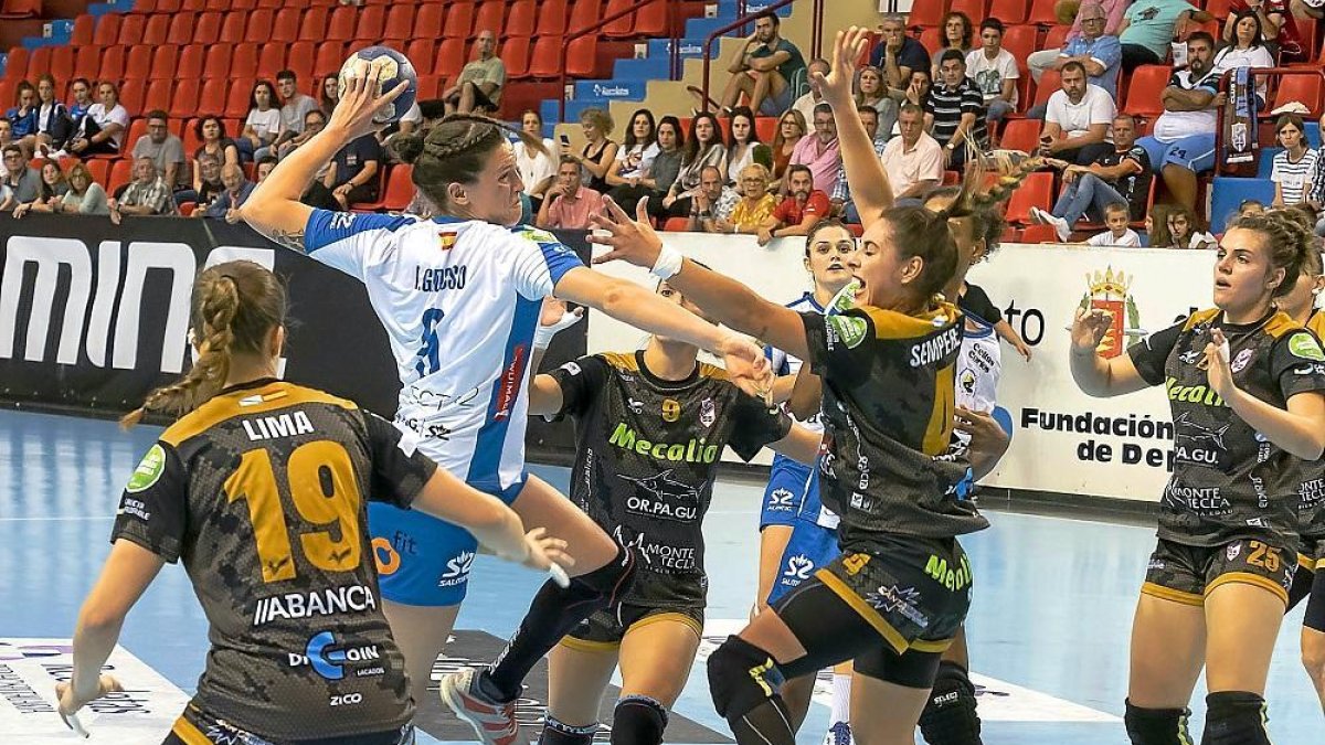 La lateral zurda del Aula Alimentos de Valladolid Iara Grosso penetra entre las jugadoras del Atlético Guardés, Lima y Sempere.-PABLO REQUEJO / PHOTOGENIC