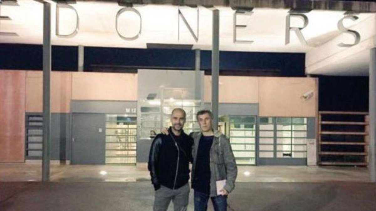 Pep Guardiola junto al periodista Xavi Torres a su salida de la cárcel de Lledoners.-TWITTER / JORDI CUIXART