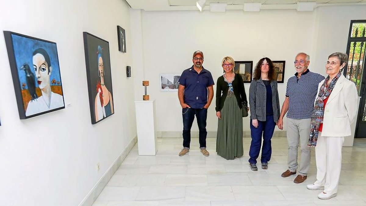 Algunos de los artistas participantes en la exposición y sus obras.-