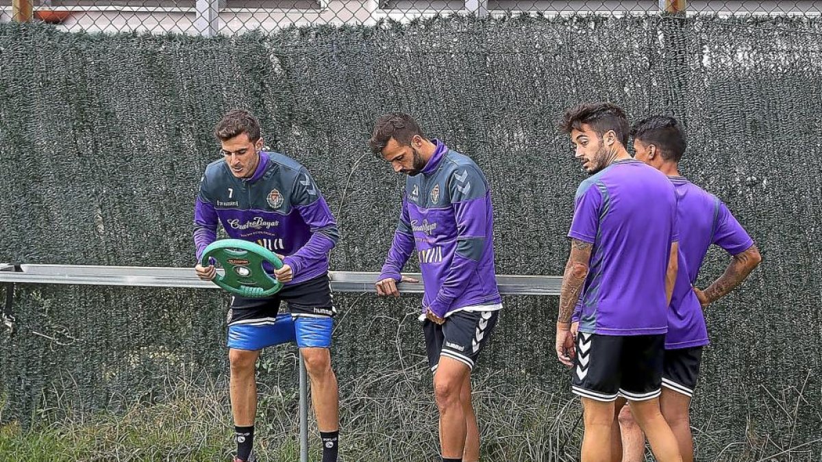 Juan Villar agarra una pesa durante el entrenamiento de ayer, primero que realiza con el resto del equipo desde su lesión.-BALCAZA