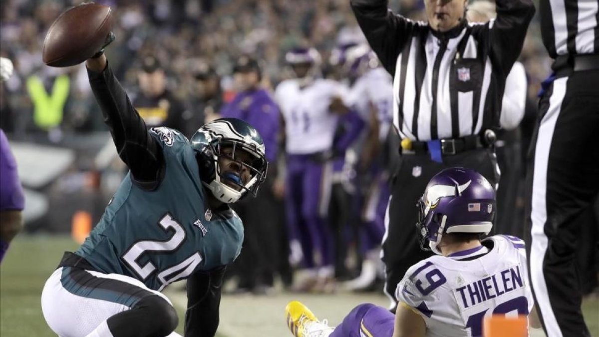 Corey Graham de los Eagles después de interceptarle un balón a Adam Thielen de los Minnesota Vikings-MATT SLOCUM