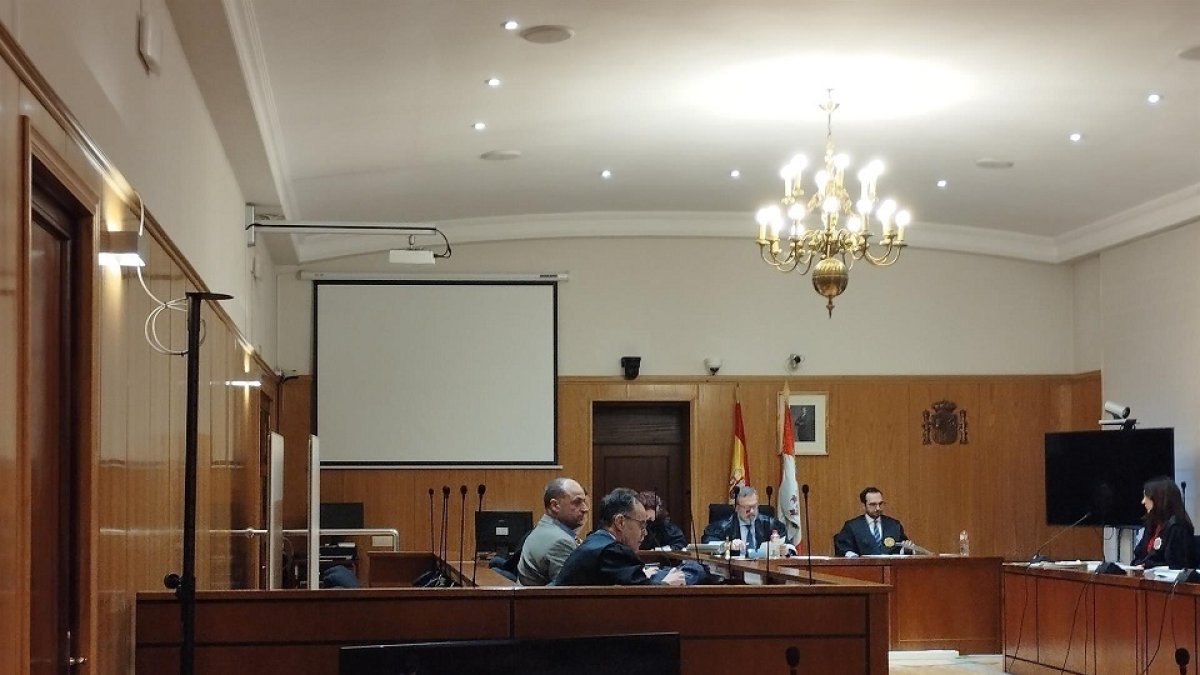 El acusado, junto a su abogado y el letrado del coto de caza durante el juicio. EP