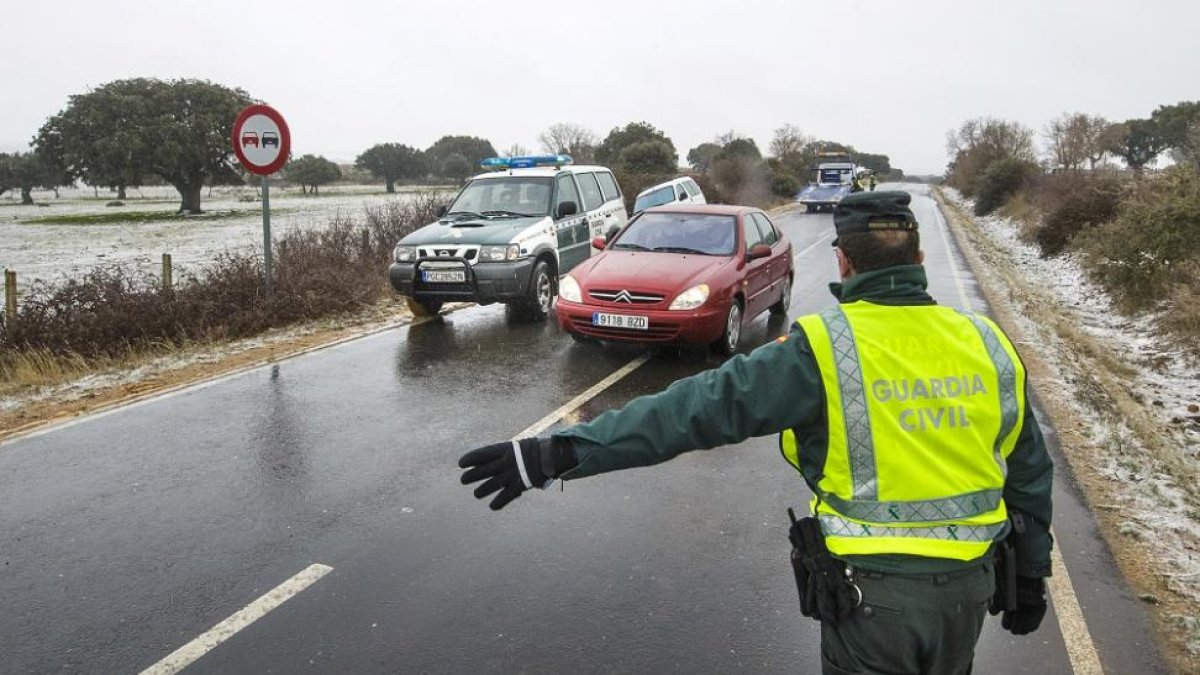 La nieve y el hielo provocan varias salidas de vía en las carreteras salmantinas, en la imagen una de ellas en Tamames(Salamanca)-ICAL