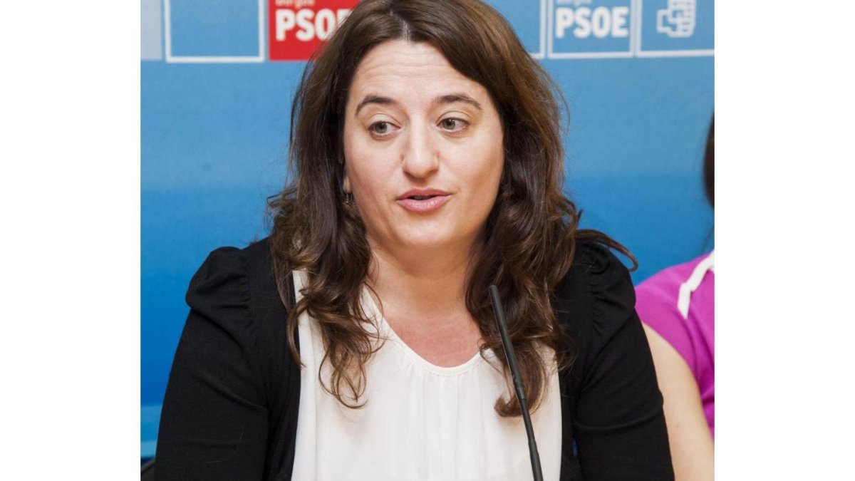 Esther Peñalba, junto a compañeros de partido, presenta su candidatura al proceso de primarias para elegir al candidato del PSOE a la Alcaldía de Burgos-Ical