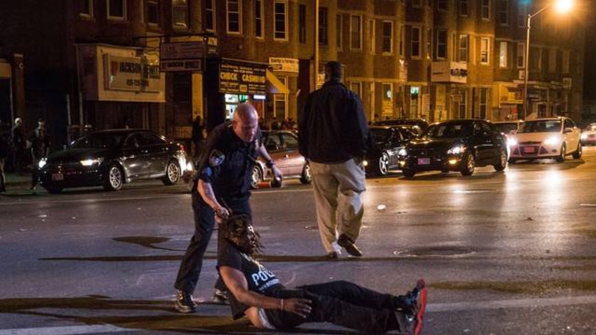 Un hombre detenido durante las protestas de este sábado en Baltimore, Maryland.-Foto: AFP / ANDREW BURTON