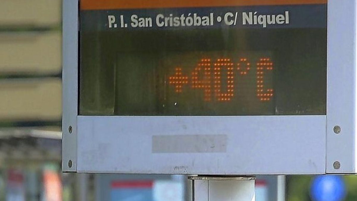 Imagen de un termómetro durante la pasada ola de calor en el mes de junio.