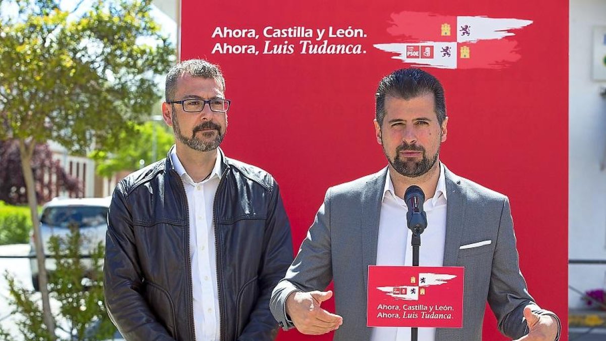 Luis Tudanca acompañado del candidato a la Alcaldía de Arévalo.-ICAL