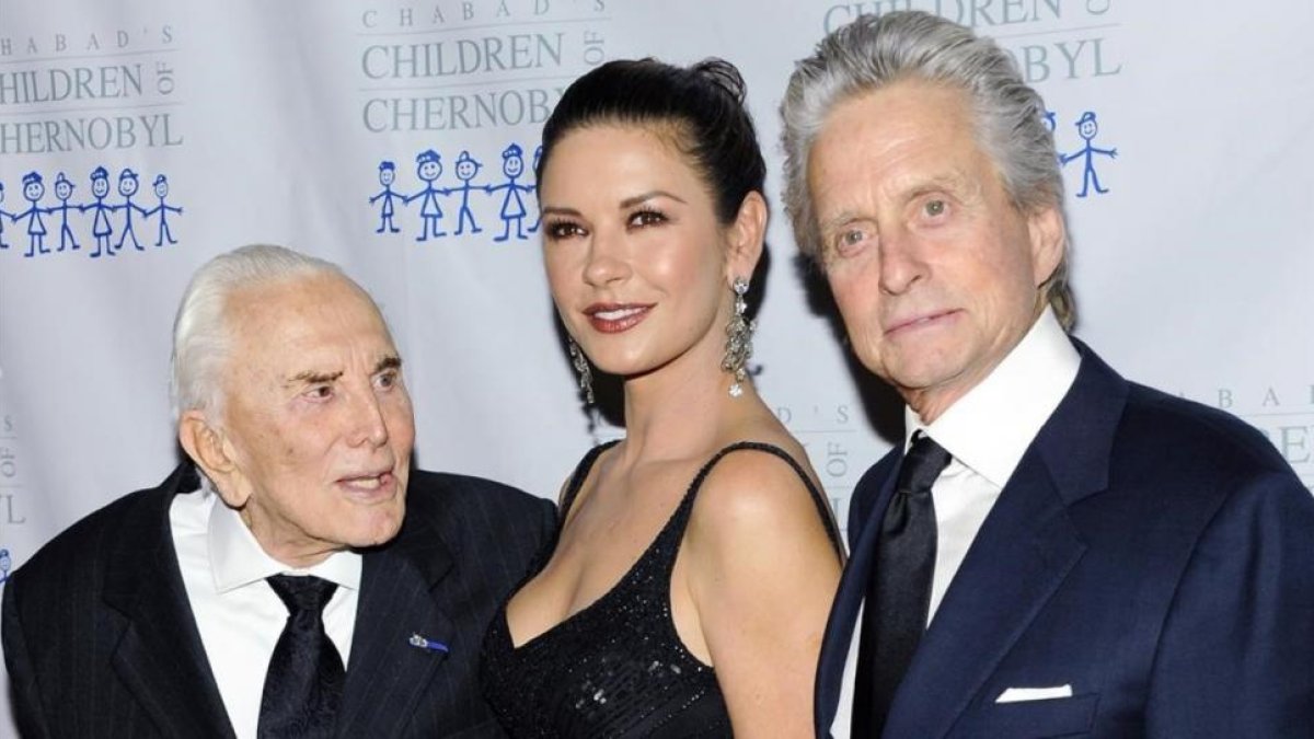 Kirk Douglas, Michael Douglas y Catherine Zeta-Jones en una gala celebrada en Nueva York a finales del 2011.-AP / EVAN AGOSTINI