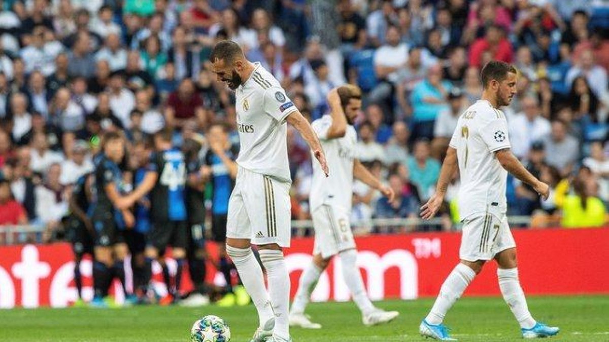 Los jugadores del Madrid se lamentan mientras los del Brujas celebran un gol en el Bernabéu.-EFE