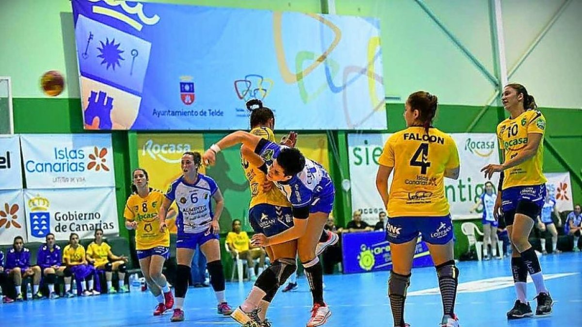 Cristina Cifuentes lanza tras salvar la defensa del Rocasa en el partido disputado ayer.-PHOTO-DEPORTE