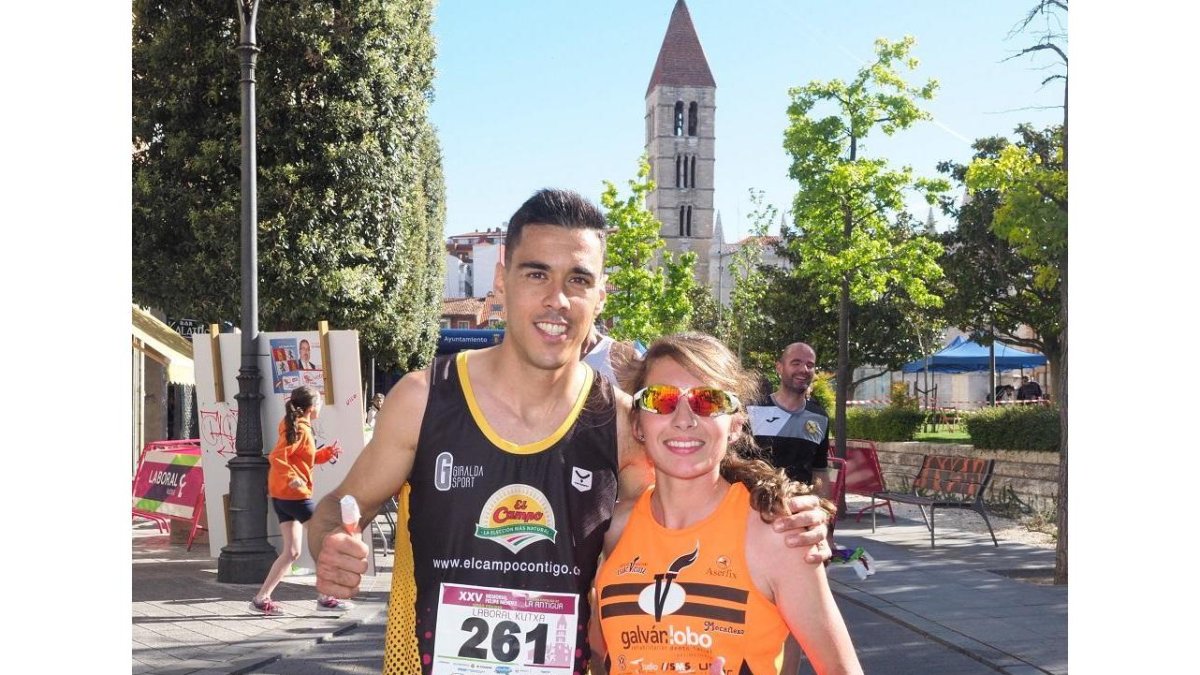 Rubén Sánchez y Andrea Román, vencedores absolutos en la XXV Carrera de la Antigua.-MIGUEL ÁNGEL SANTOS