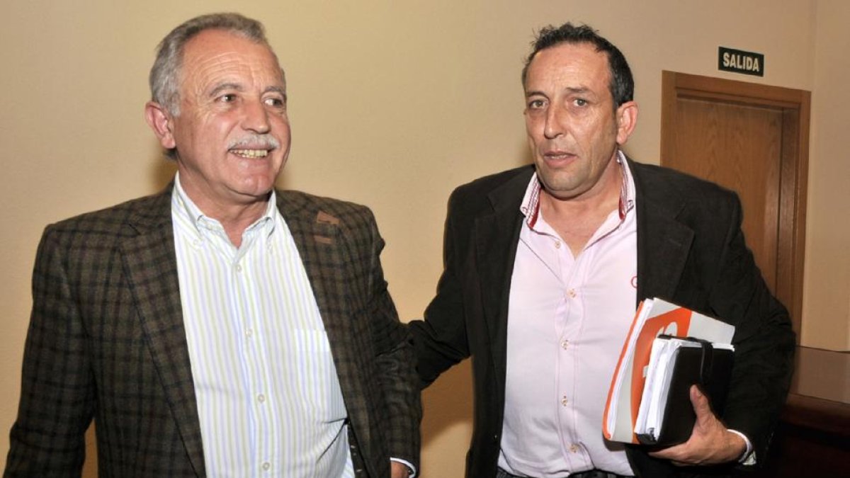 José Antonio de Miguel y Raúl Lozano tras ofrecer su comparecencia ayer para explicar su postura.-VALENTÍN GUISANDE
