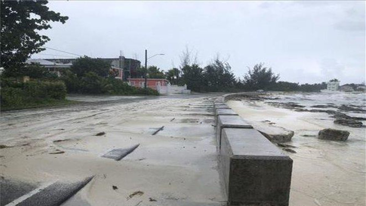 Bahamas se prepara para la llegada del huracán Dorian.-AFP