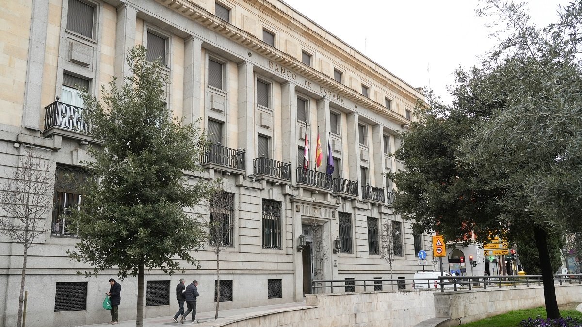 Vista del Banco de España de Valladolid, que se va a someter a labores de restauración y limpieza.- J.M. LOSTAU
