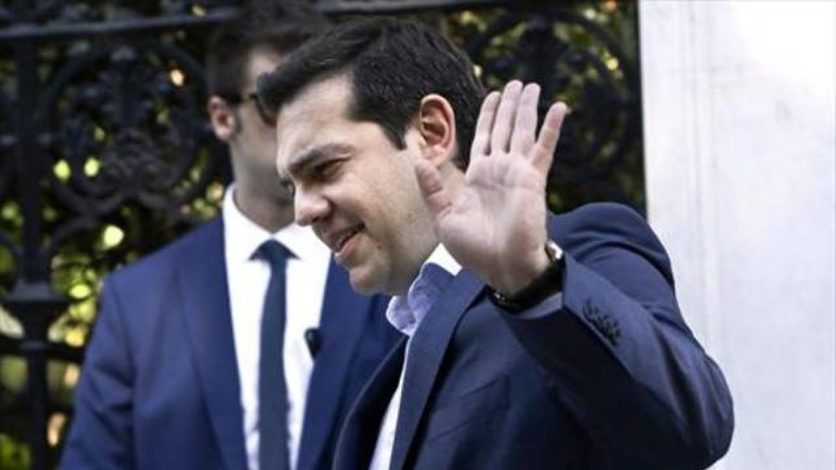 Tsipras saluda a la salida del palacio presidencial tras un encuentro con los líderes de los partidos.-Foto: AFP/ A. T.