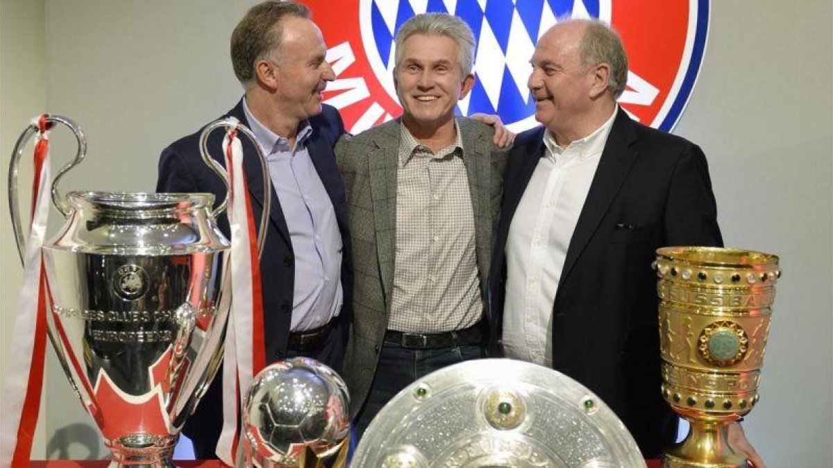 Rummenigge, Heynckes y Hoeness posan con los trofeos logrados por el Bayern en la temporada 2012-13.-AFP / CHRISTOF STACHE