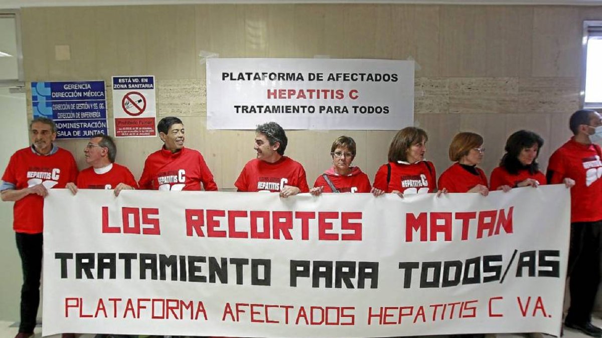 Encierro de protesta de los afectados de Hepatitis C, ayer, en el vestíbulo del Hospital Clínico Universitario-J. M. LOSTAU