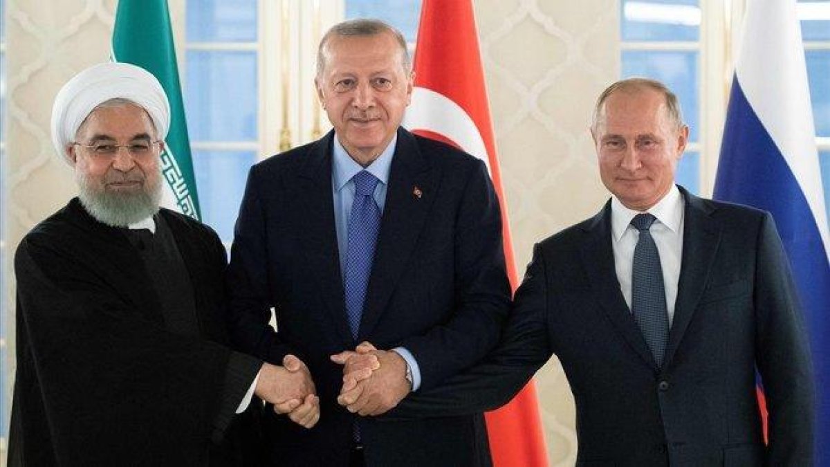 Hasan Rohaní, Recep Tayyip Erdogan y Vladímir Putin posan, este lunes, en Estambul.-PAVEL GOLOVKIN (AFP)