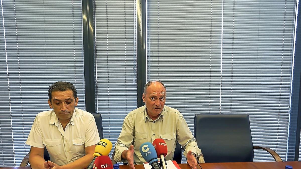 El secretario autonómico de CCOO, Vicente Andrés, y el dirigente regional de UGT, Faustino Temprano, durante la comparecencia.-ICAL
