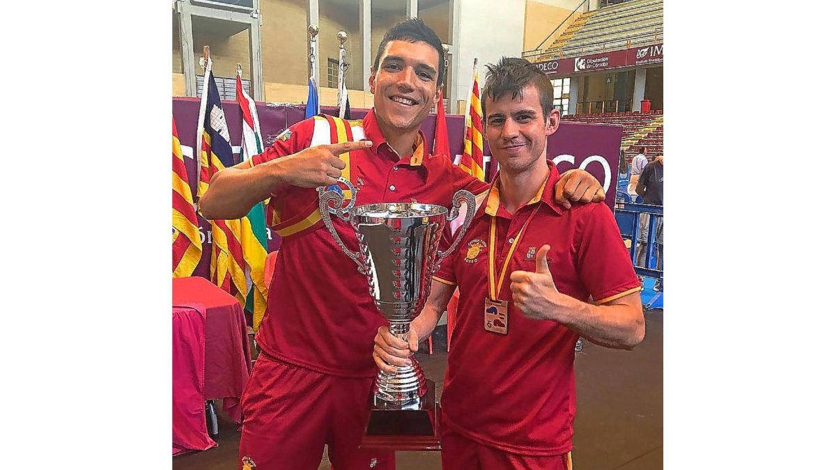 Miguel Cuadrado y Ricardo Longo posan con su botín.-EL MUNDO