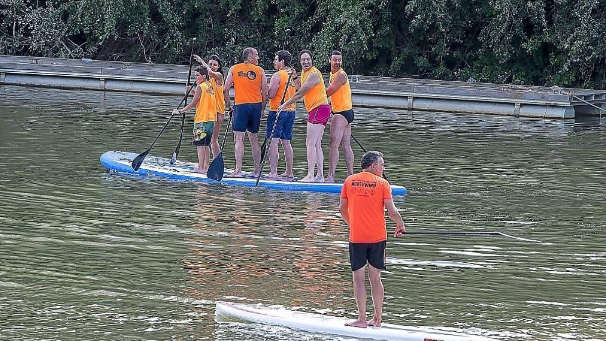 Un grupo de personas practica ‘Paddle Surf’ en la playa de Moreras.-PHOTOGENIC