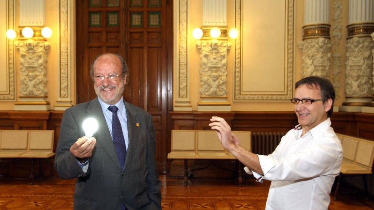 El alcalde de Valladolid, Javier de la Riva, participa en un truco lumínico con el mago Juan Mayoral tras la presentación de la alianza de ciudades 'Lightscape Cities'-Ical