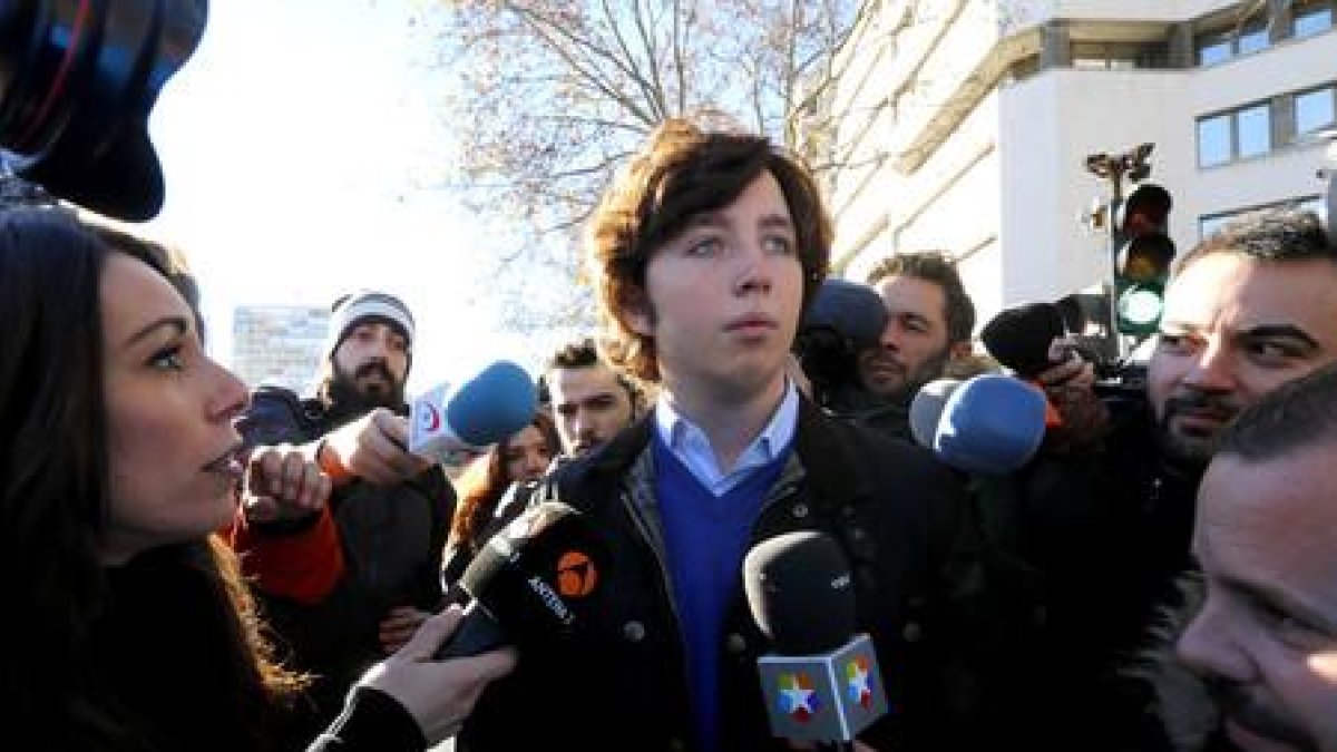El pequeño Nicolás, a la salida de los juzgados de la plaza de Castilla de Madrid, el pasado diciembre.-JUAN MANUEL PRATS