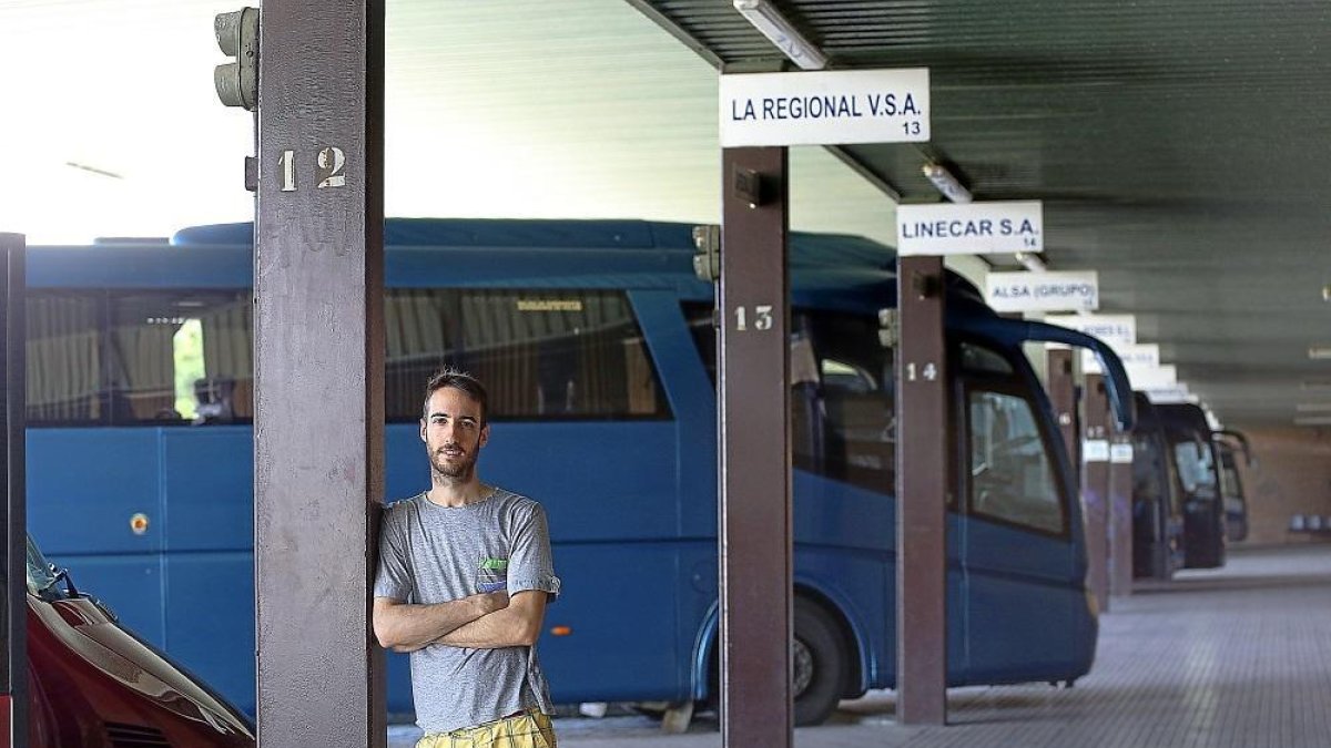 El ingeniero informático David Carrancio en la estación de autobuses de Palencia.-MANUEL BRÁGIMO