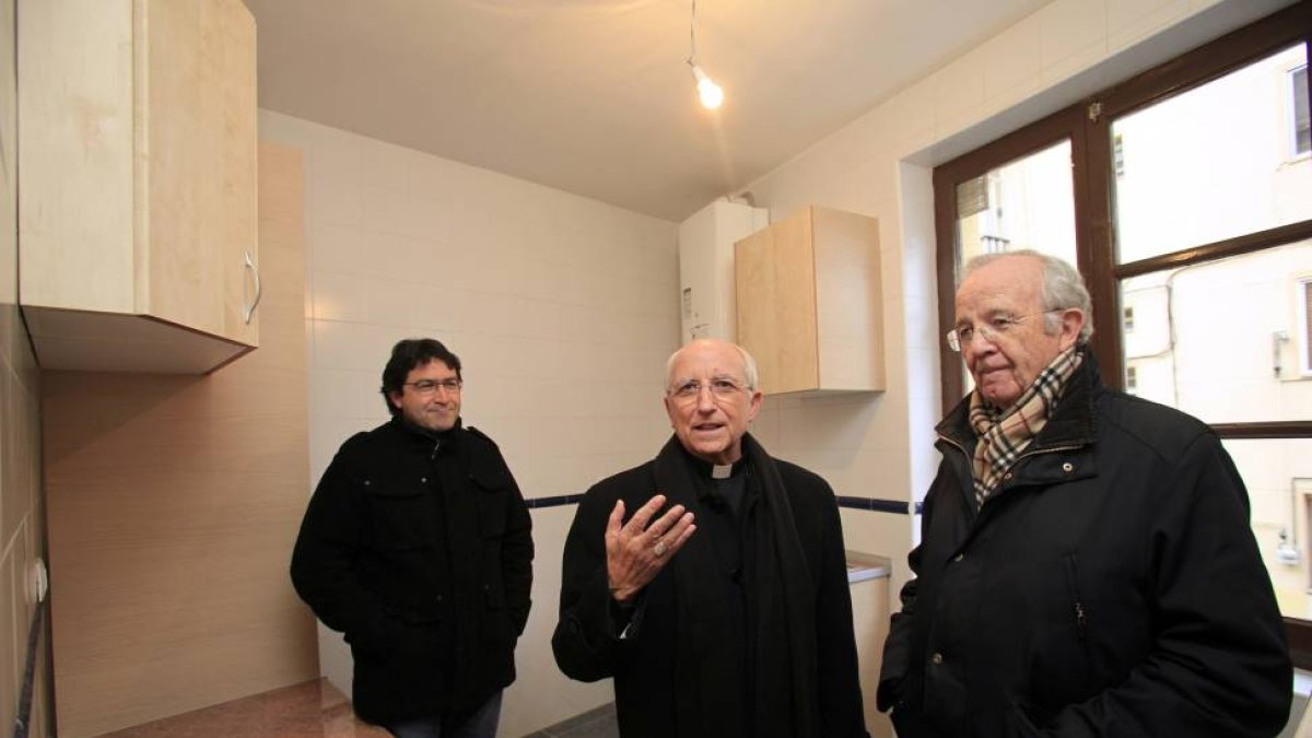 El obispo de Ávila, Jesús García Burillo, y el administrador general de Cáritas, Fernando Carrasco visitan las viviendas-Ical