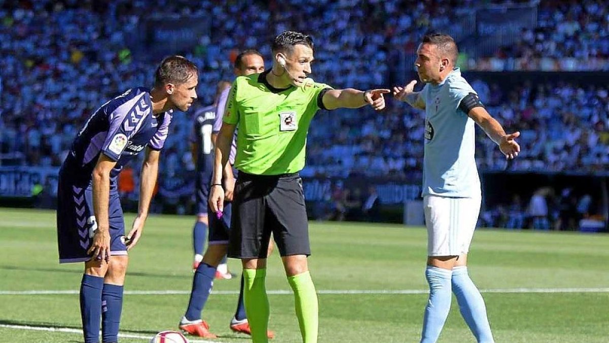 Prieto Iglesias indioca a Iago Aspas que retroceda para que Míchel pueda botar una falta.-PABLO REQUEJO
